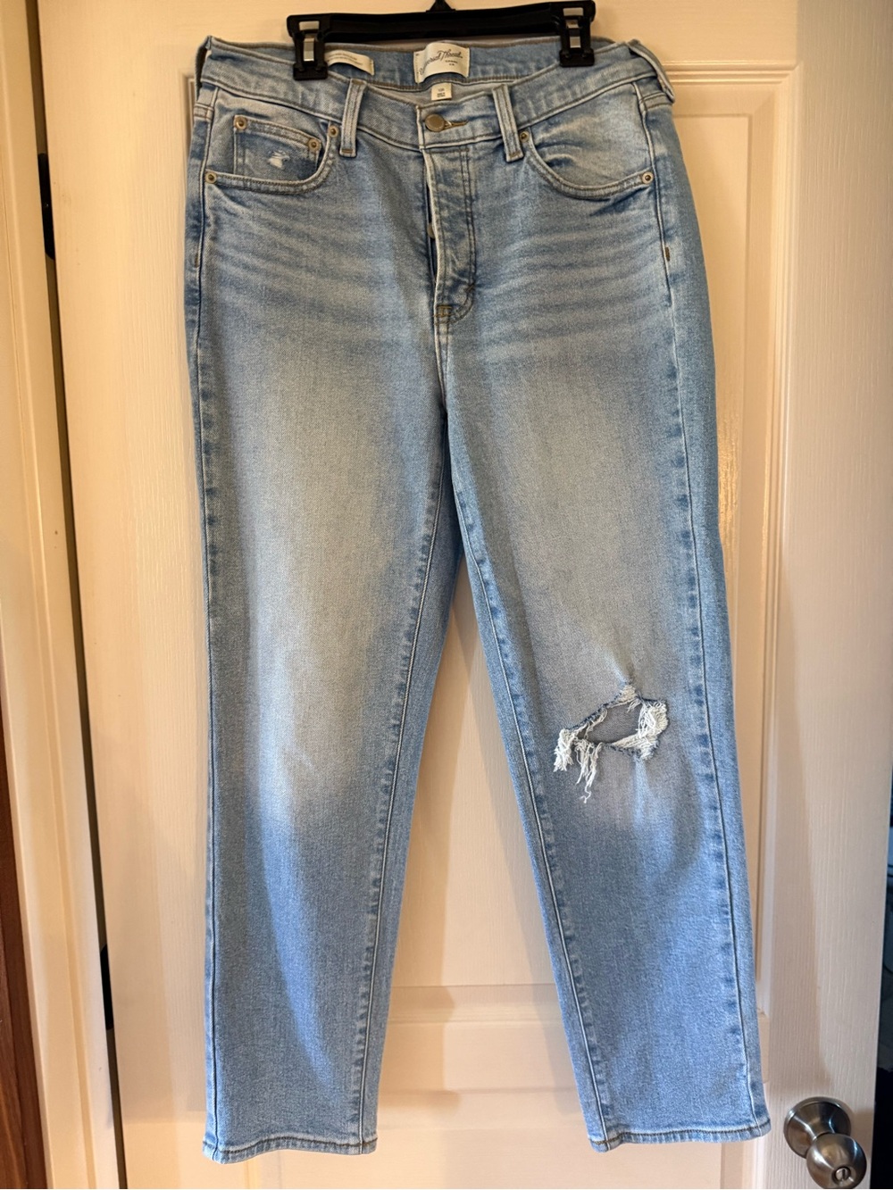 Universal Thread Light Blue Straight Leg Jeans with Distressed Knee
